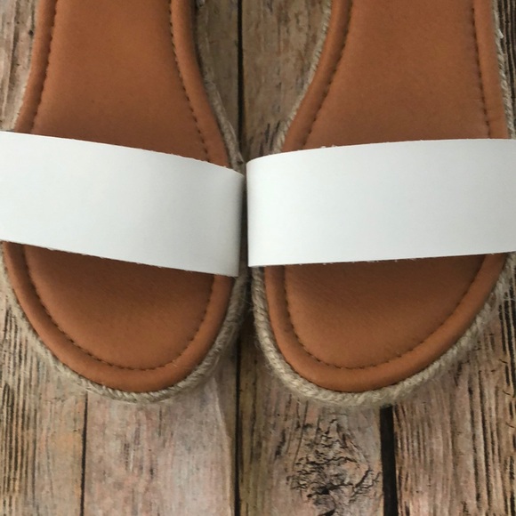 cushionaire | Shoes | Womens White Sandals Size 8 | Poshmark
